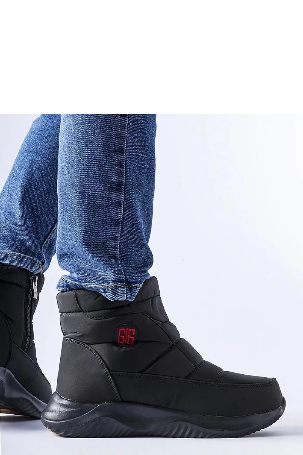 Black short snow boots
