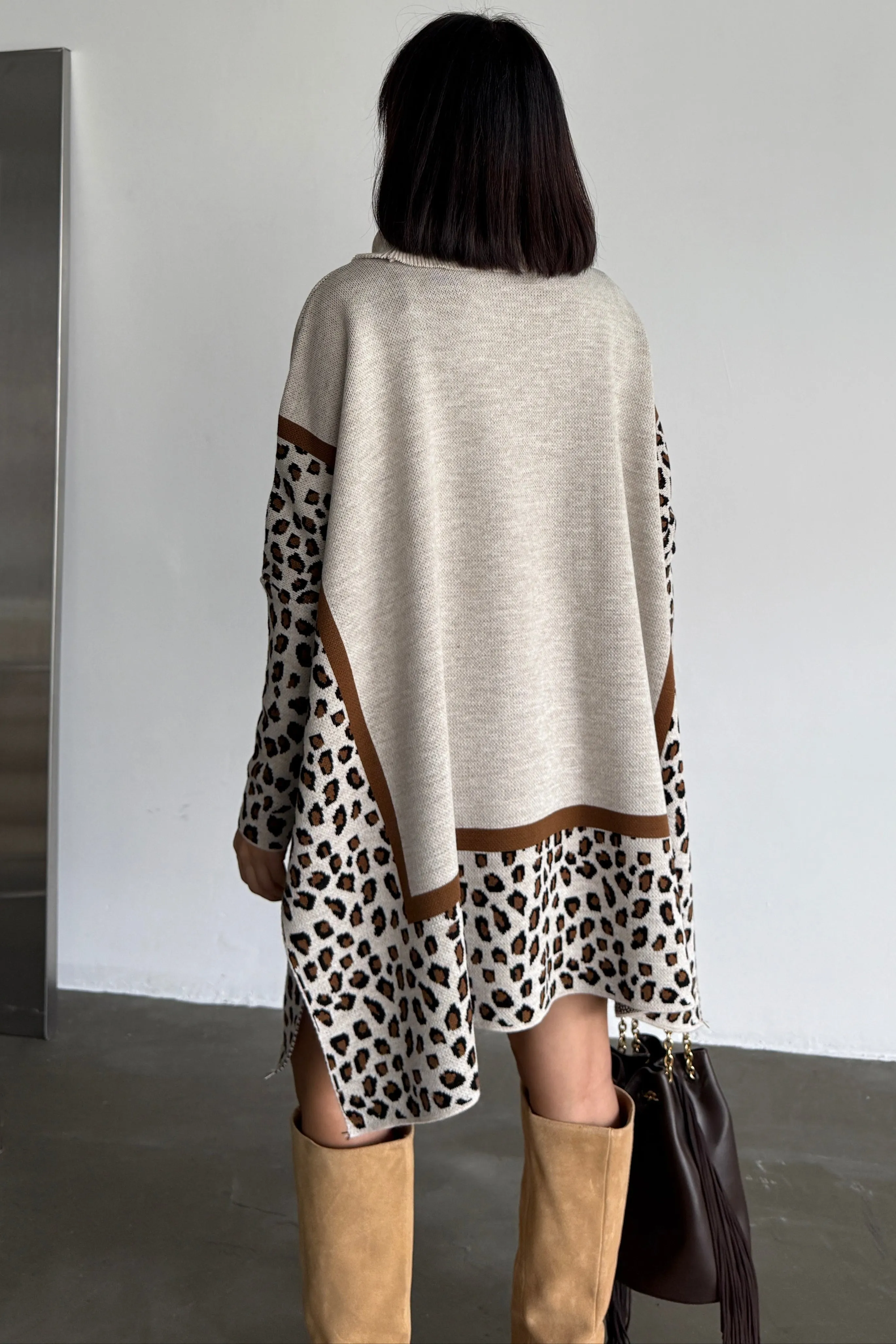 Cozy Leopard High-Neck Jumper - Camel