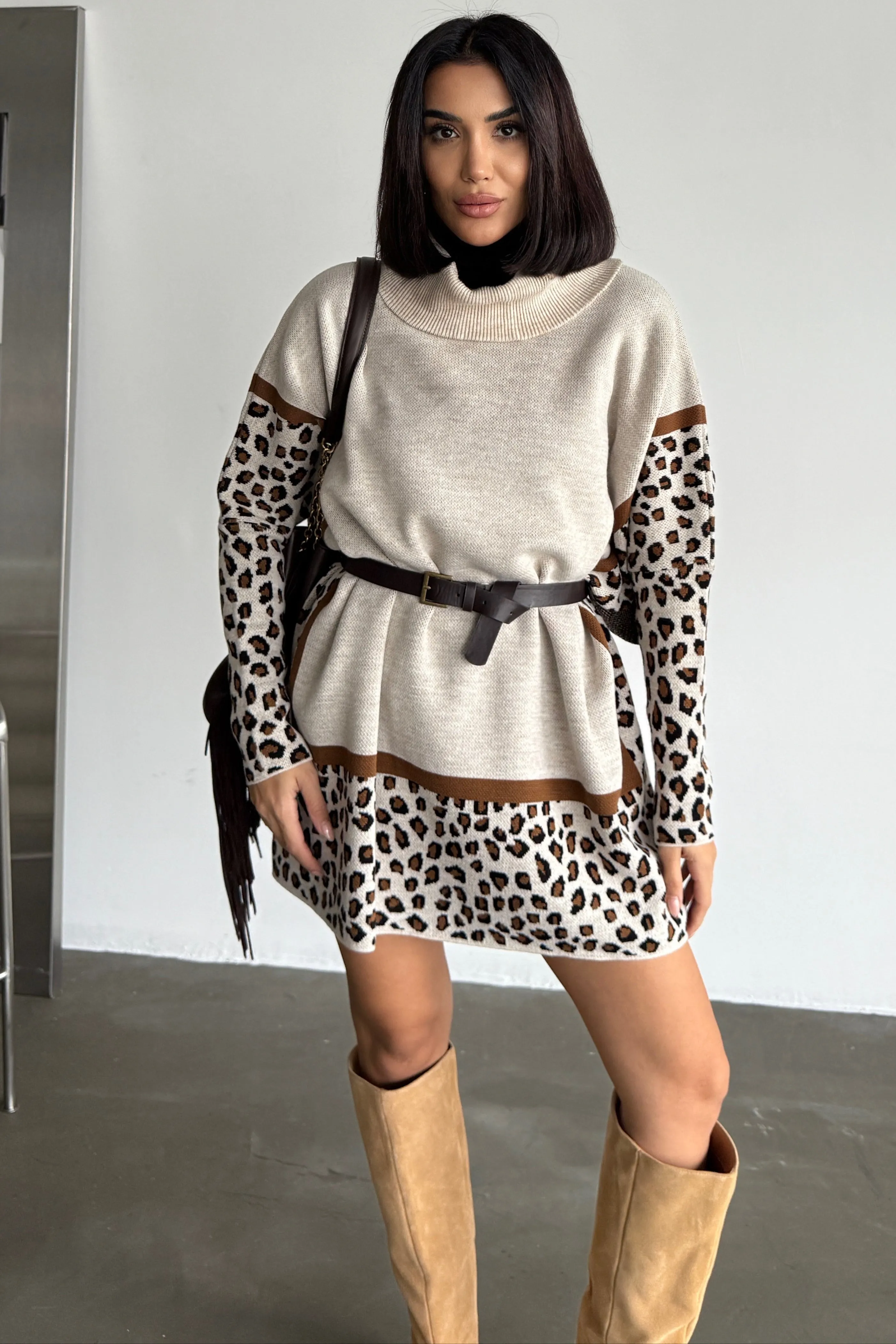 Cozy Leopard High-Neck Jumper - Camel