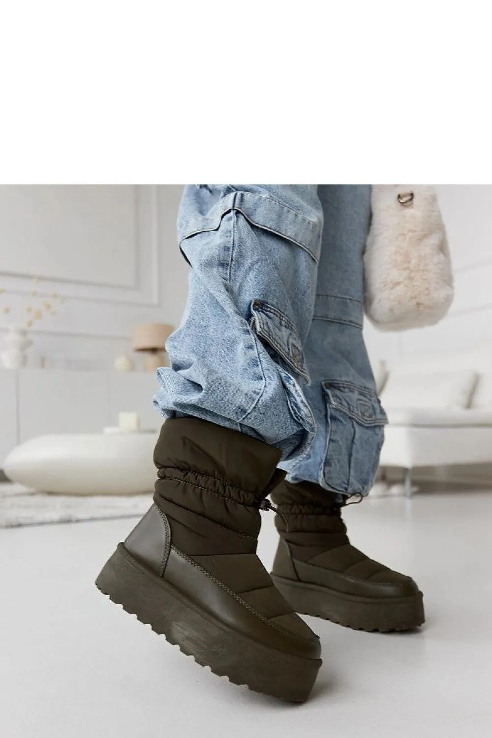 Green insulated snow boots