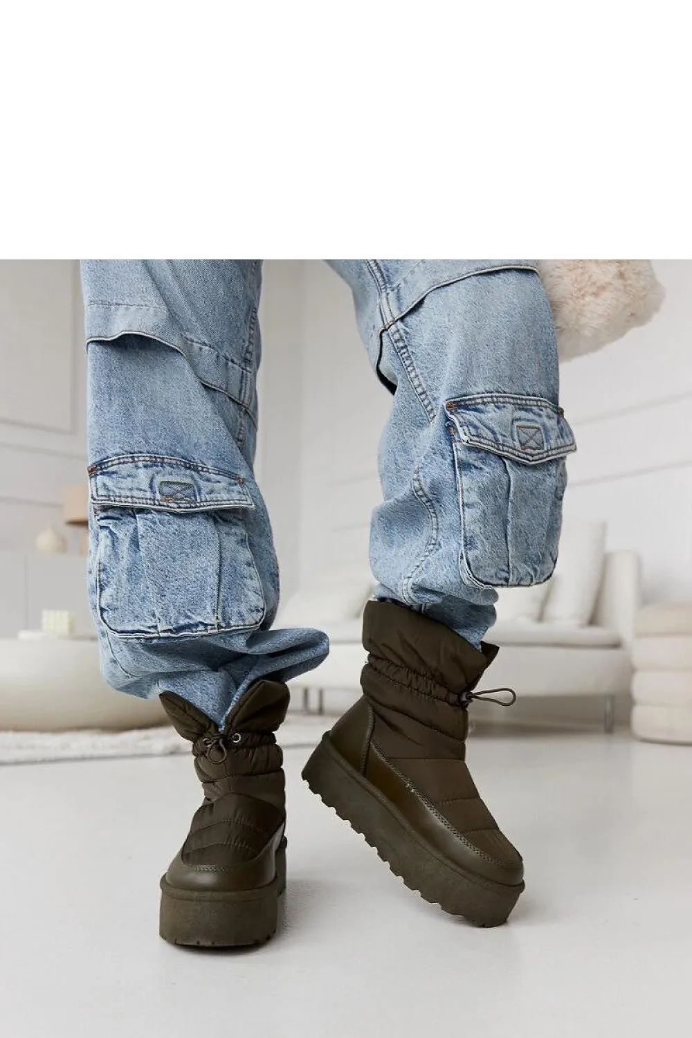 Green insulated snow boots