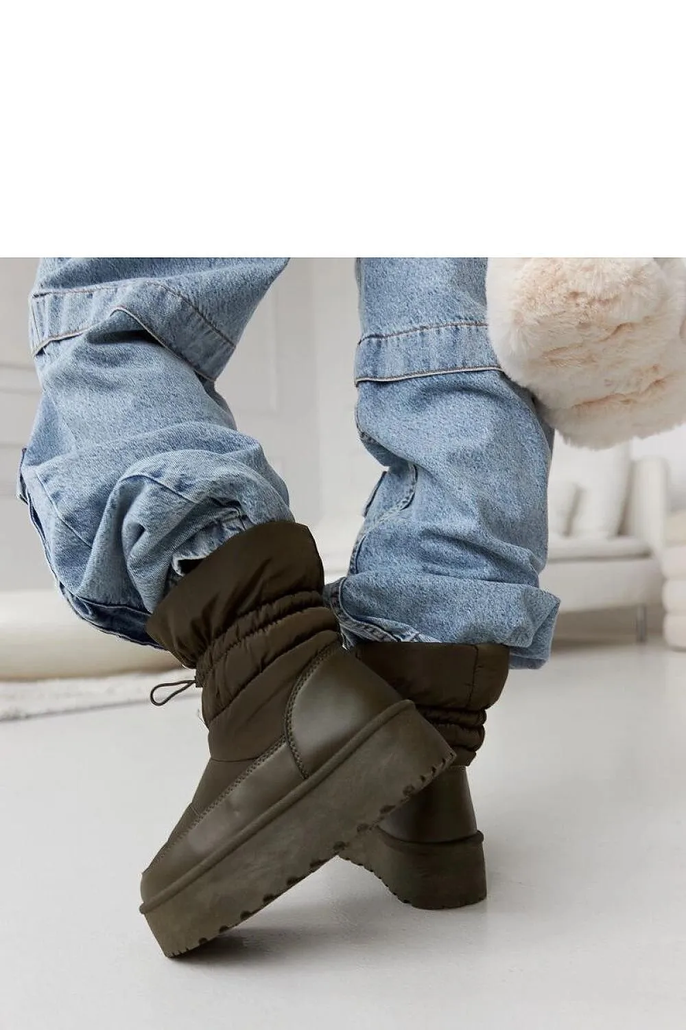 Green insulated snow boots